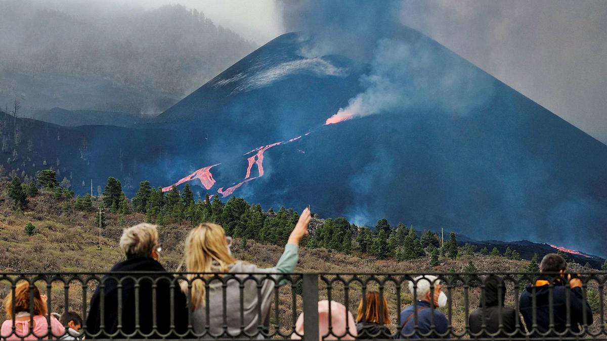 Los últimos derrames del volcán ensanchan la colada parada en La Laguna y se reactivan las otras. |   // ÁNGEL MEDINA