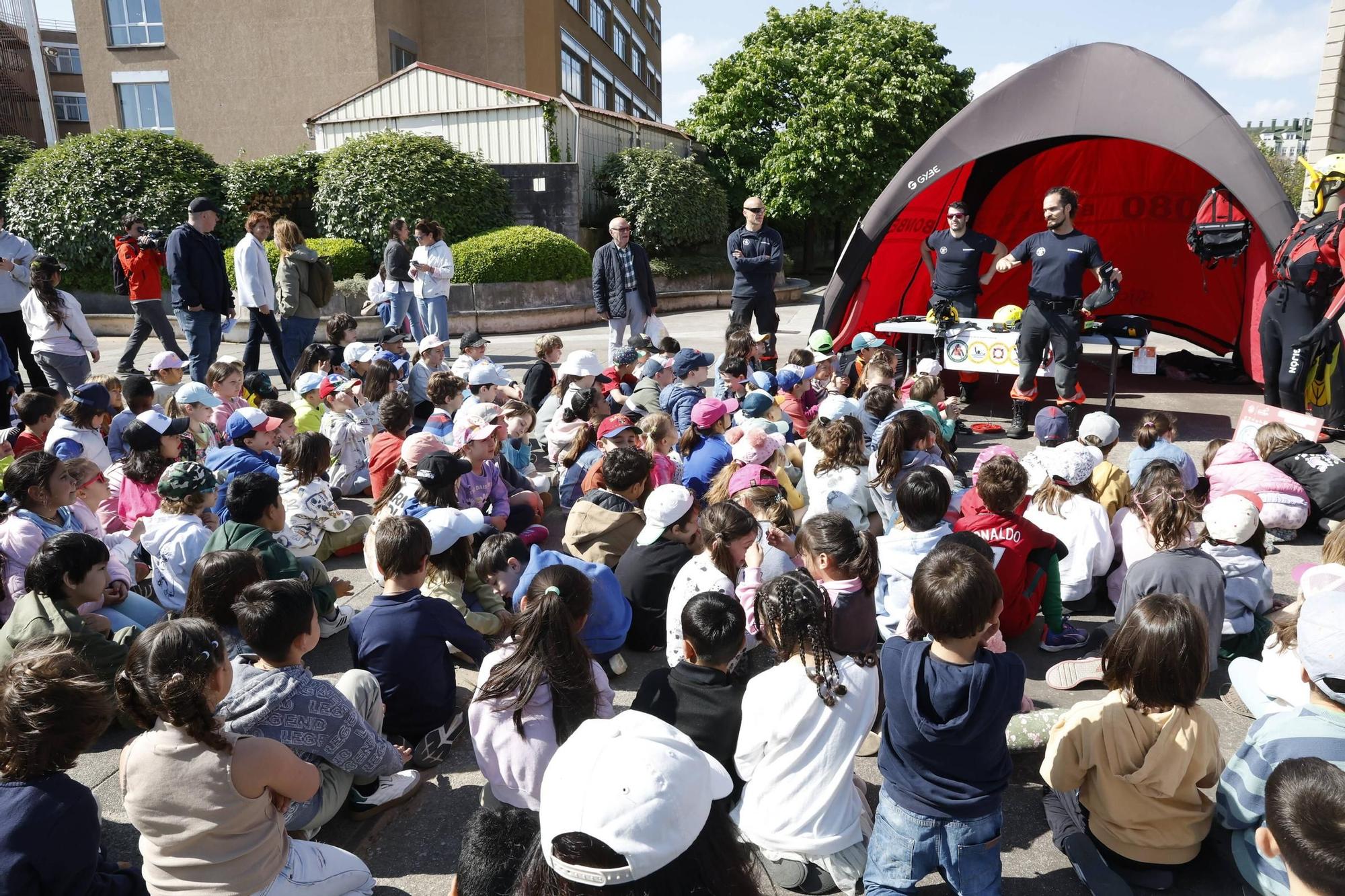 Así disfrutaron en el Arbeyal mil escolares de Gijón en el broche del proyecto "SwimSafe" del Santa Olaya (en imágenes)