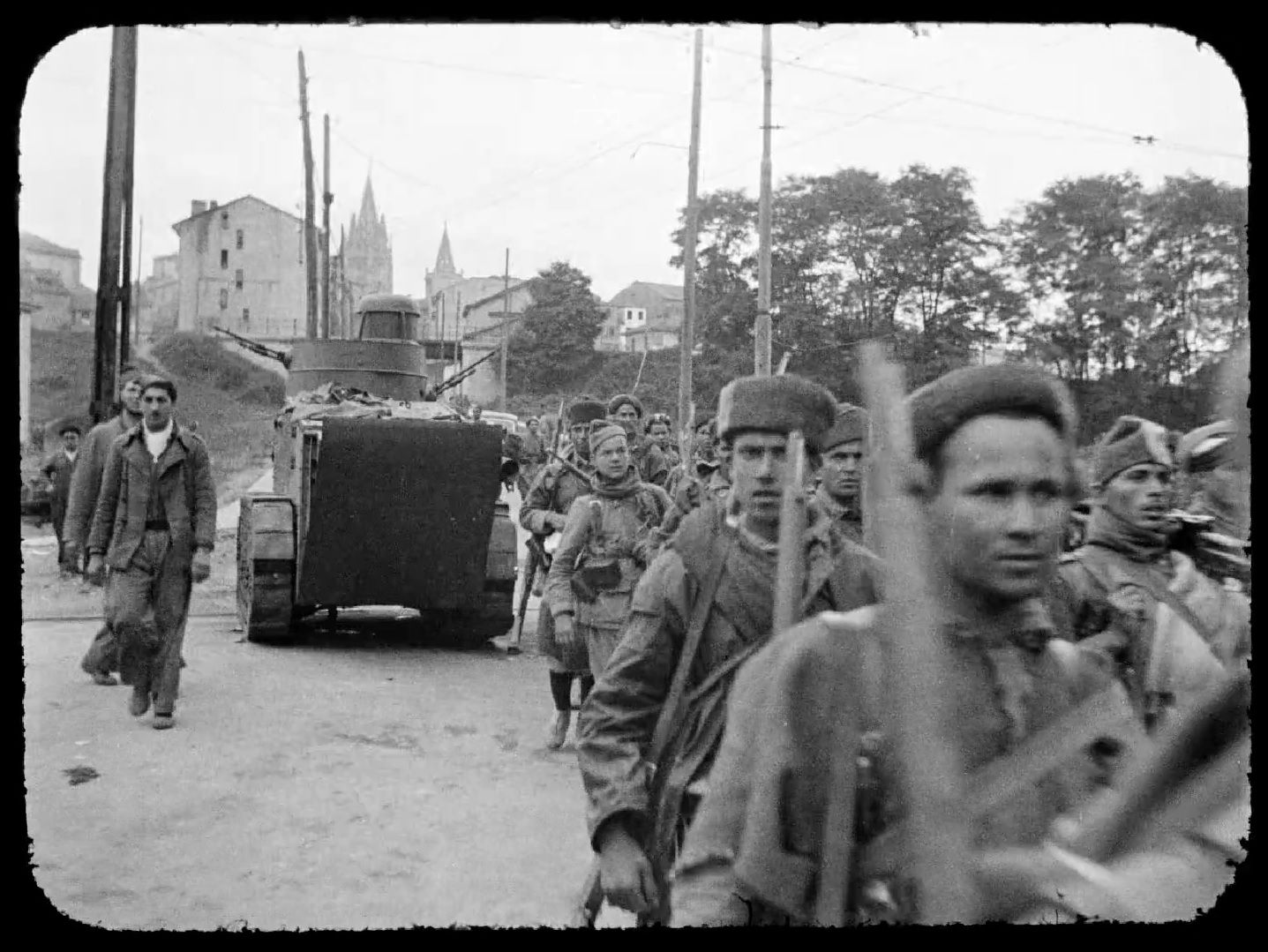 La entrada en Oviedo de las tropas nacionales. 2 de noviembre de 1936