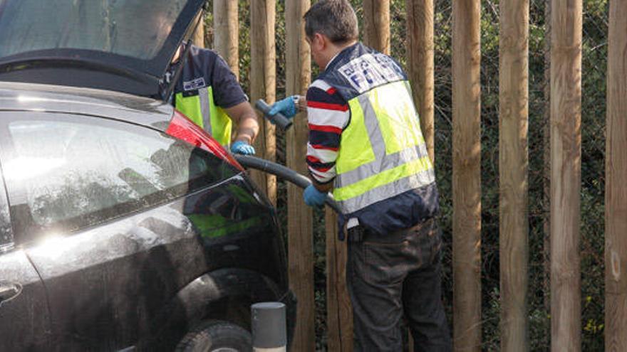 Hallan a una pareja muerta en el interior de un coche