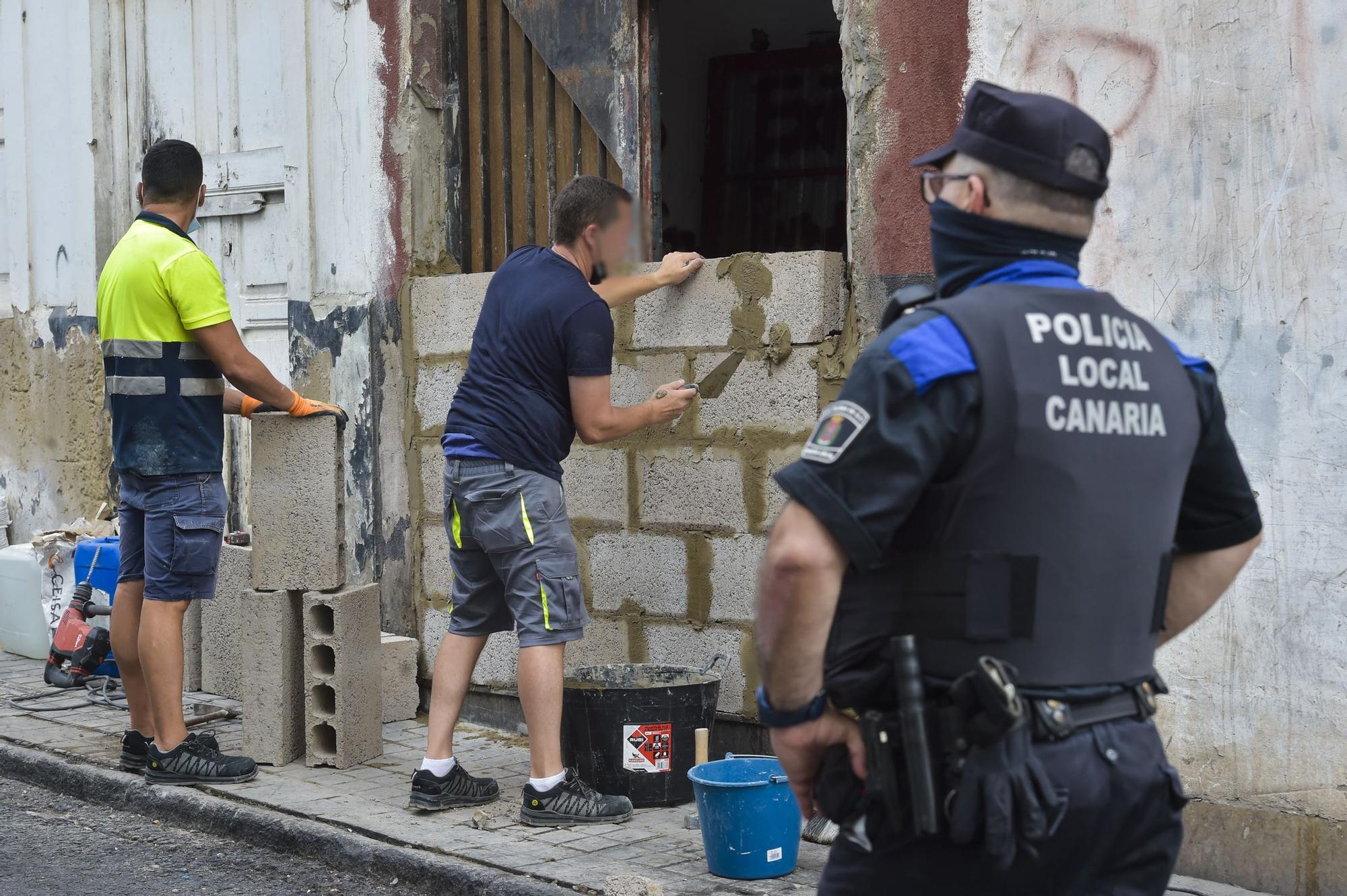 Intervenciones policiales en las calles Andamana y Sanzofé en La Isleta para erradicar puntos de venta de droga (26/08/2021)