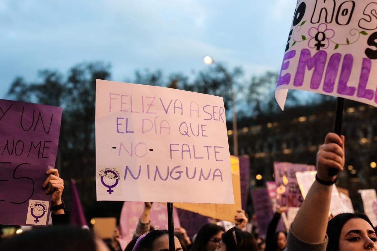 Manifestantes en el  8M en Madrid muestran mensajes.