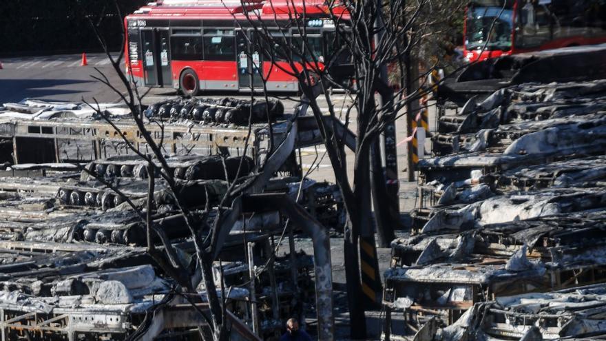 Los efectos del incendio en la EMT Valencia