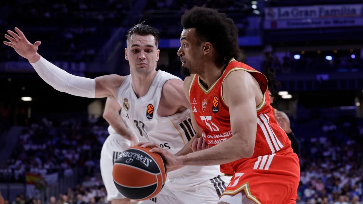 Mario Hezonja y Jordan Nwora, durante el Real Madrid - Estrella Roja