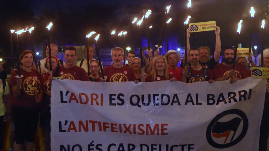 Una cinquantena de manifestants convocats pels CDR marxen des de Badalona fins a Barcelona