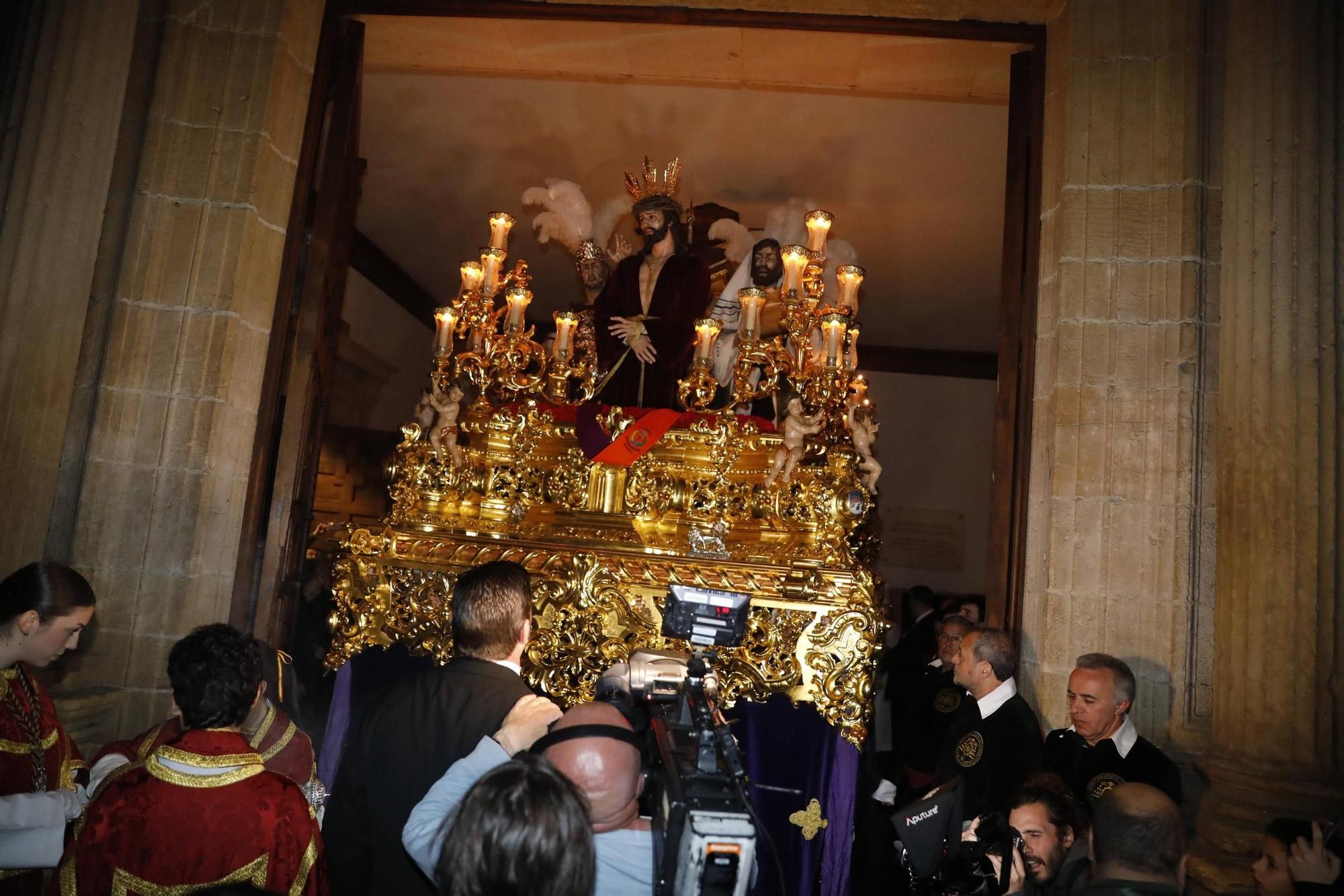 Procesión de la Madrugá organizada por la Hermandad de los Estudiantes de Oviedo