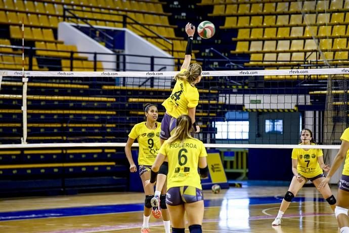 25-02-20 DEPORTES. CENTRO INSULAR DE LOS DEPORTES. LAS PALMAS DE GRAN CANARIA. Entrenamiento y foto de grupo del equipo femenino de volleyball IBSA 7 Palmas.    Fotos: Juan Castro.  | 25/02/2020 | Fotógrafo: Juan Carlos Castro