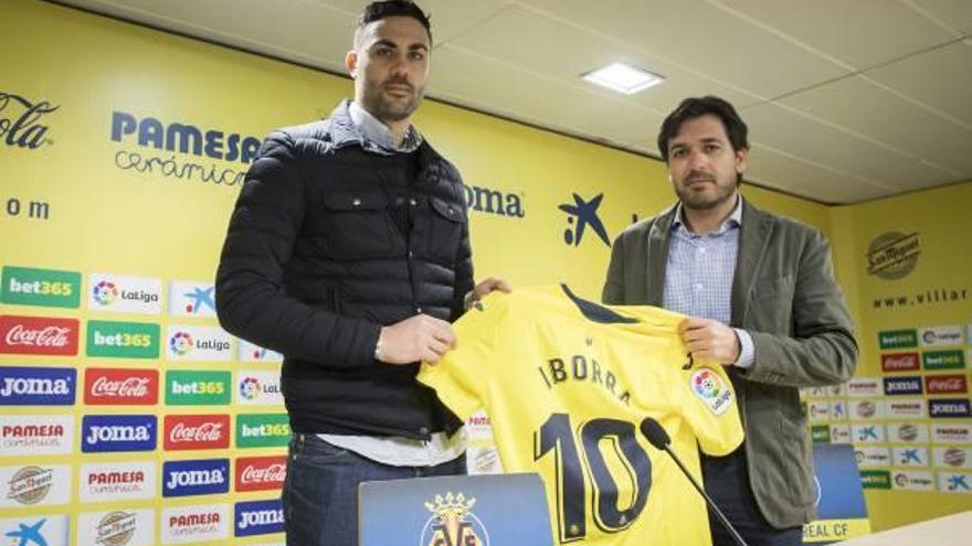 Iborra posa con su nueva camiseta junto al consejero delegado, Fernando Roig Negueroles.