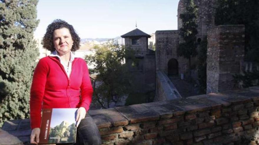 La arqueóloga y responsable del Patrimonio municipal, Fanny de Carranza, con su libro Alcazaba de Málaga.