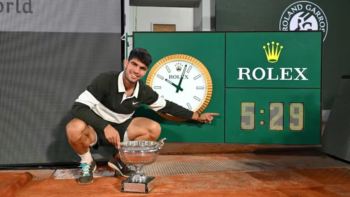 Carlos Alcaraz con su trofeo