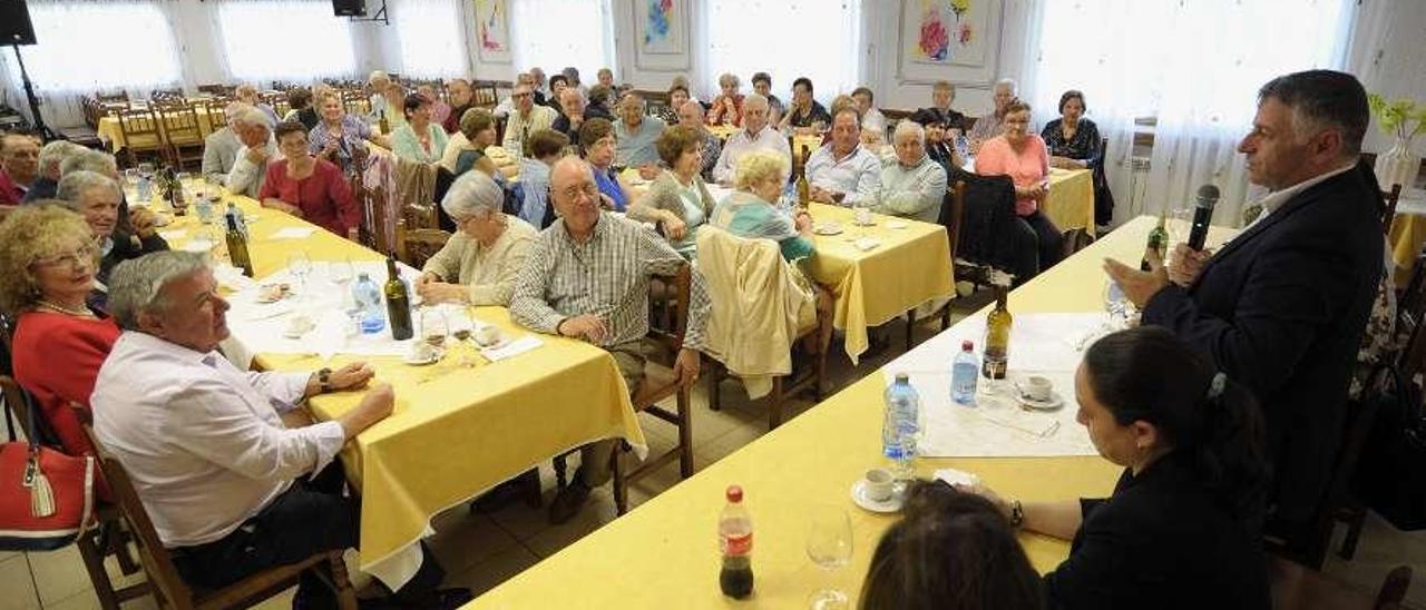 Fiesta primaveral para los mayores de Silleda  |  El restaurante Coteliño acogió ayer una nueva edición de la Festa da Primavera, que organizan la Concellería de Igualdade e Benestar de Silleda y el Centro Social dos Maiores. Como en anteriores ocasiones el alcalde, Manuel Cuíña, compartió mesa y mantel con los asistentes, en una velada a la que acudieron también varios concejales del nuevo gobierno. Tras la comida, los presentes pudieron disfrutar de una animada tarde con la banda sonora a cargo del dúo Punto Cero.