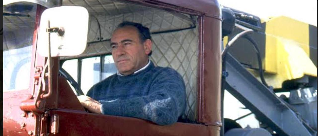 "Saso", conduciendo su grúa. | Archivo de Alberto Puerta