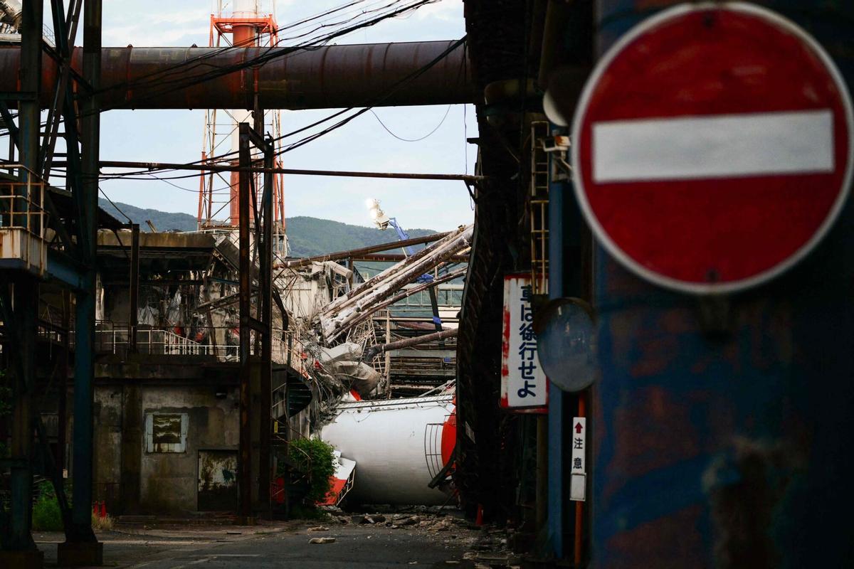 Una chimenea colapsada se ve en el Yatsushiro Mill de Nippon Paper Industries en Yatsushiro, prefectura de Kumamoto, el 29 de julio de 2026, después de que un terremoto sacudió el suroeste de Japón el día anterior. (Foto de Yuichi YAMAZAKI / AFP)