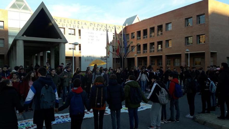 Protesta del IES El Cabanyal a las puertas de la Conselleria de Educación.