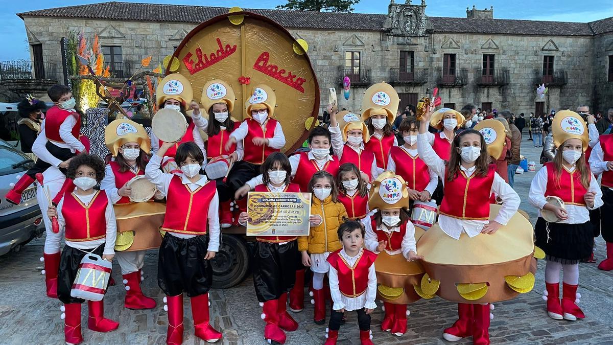 Grandes y pequeños en la Praza de Fefiñáns tras el desfile de Cambados.