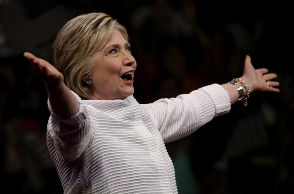 Hillary Clinton celebra haver derrotat Sanders en la cursa per liderar el partit Demòcrata dels EUA