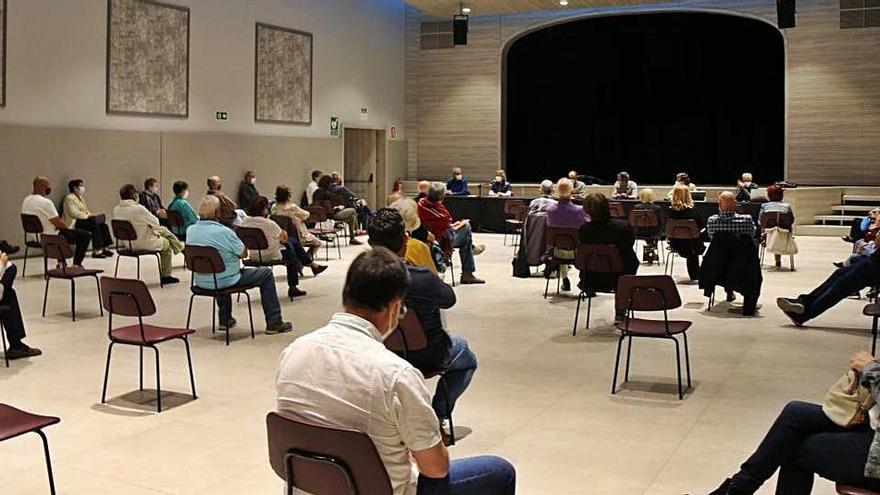 Reunió a Calaf amb una setantena de veïns per explicar el problema