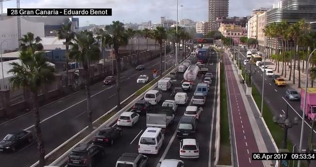 Retenciones en la Avenida Marítima por la caída de un muro