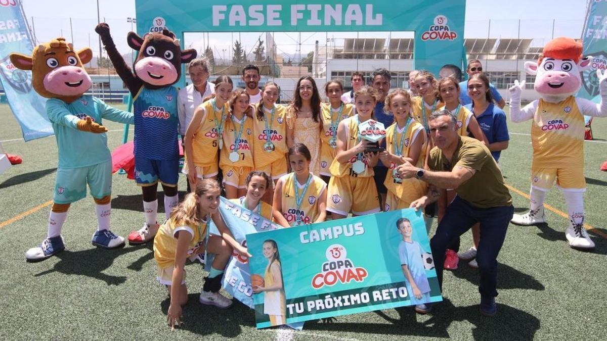 La Salle festeja su triunfo en el baloncesto femenino de la fase final de la Copa Covap.