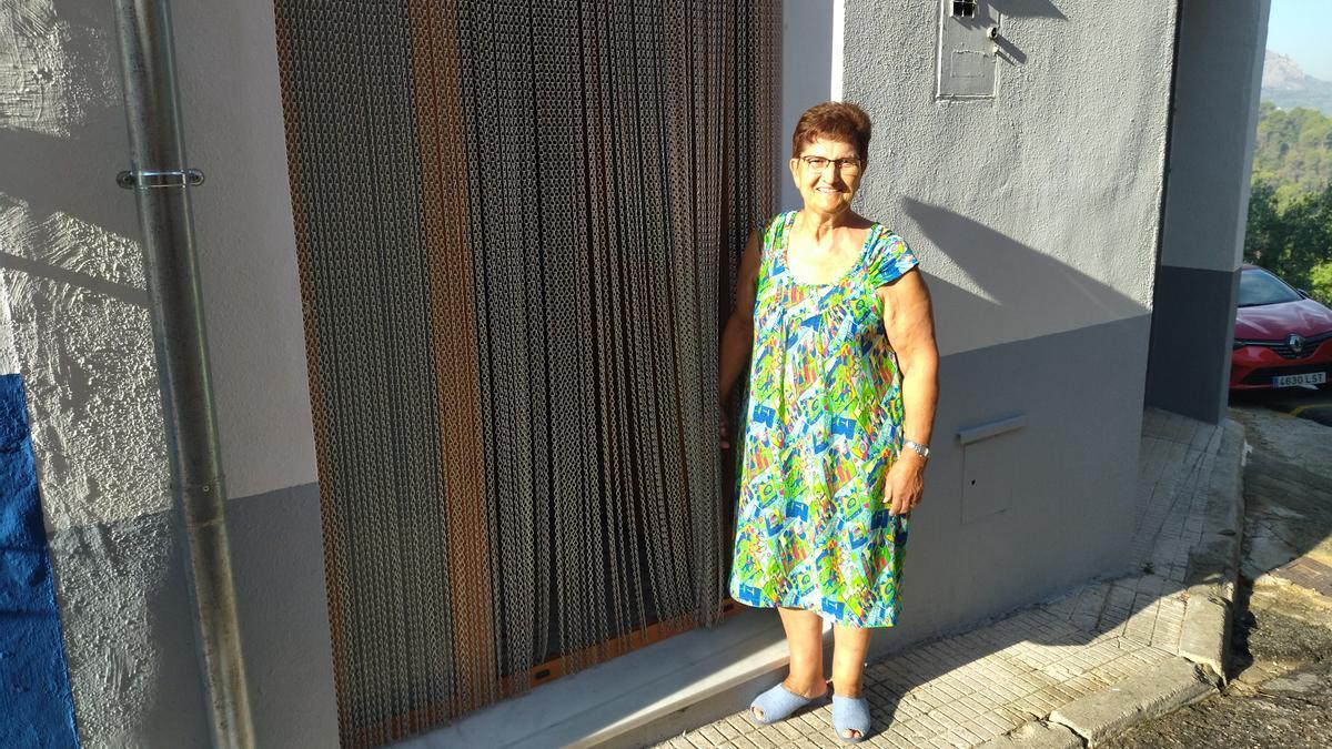 Rosalía Alemany, en la puerta de su casa en Benirrama