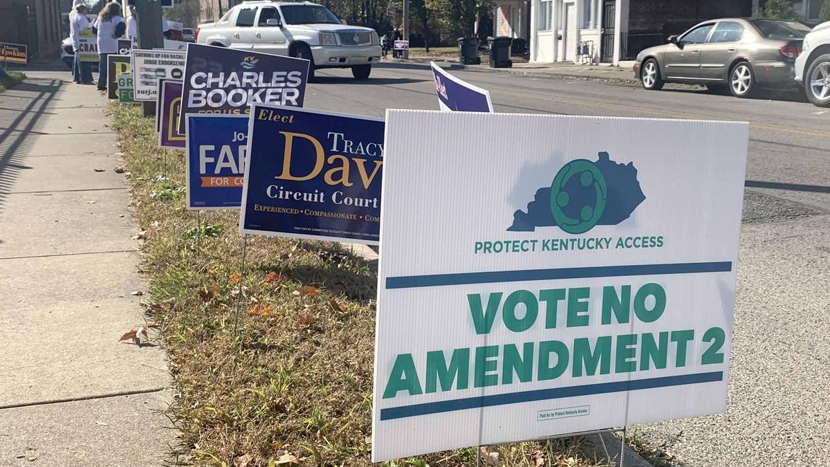 Un cartel anima a votar contra la enmienda 2 de la Constitución de Kentucky, una propuesta sometida a referendo que busca eliminar completamente el derecho al aborto en el estado.