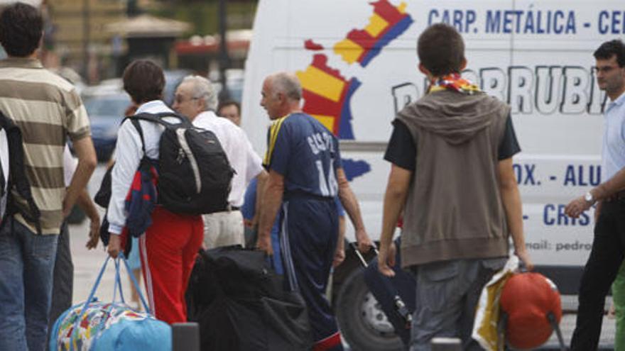 Jóvenes ante una estación de autobuses.