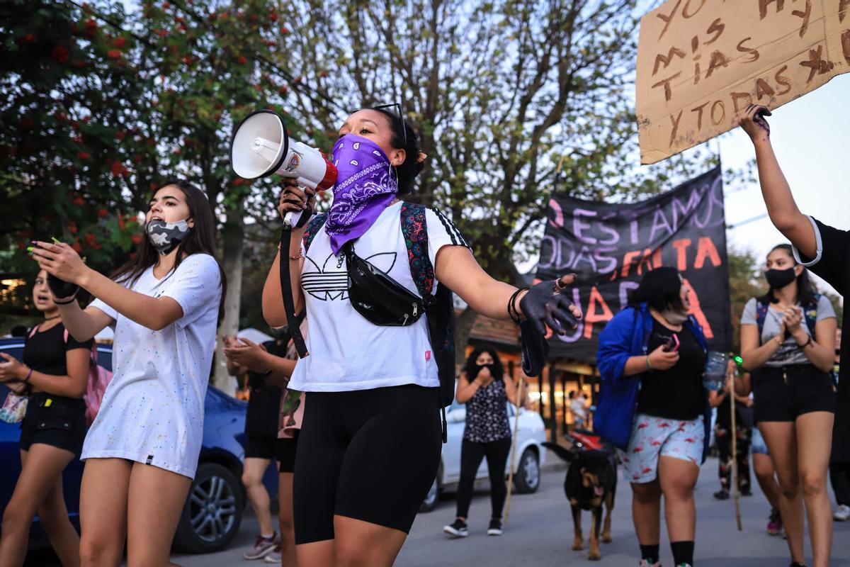 Colectivos feministas, que en diciembre celebraron que el aborto será legal en Argentina, marchan contra la violencia machista, el 1 de diciembre.