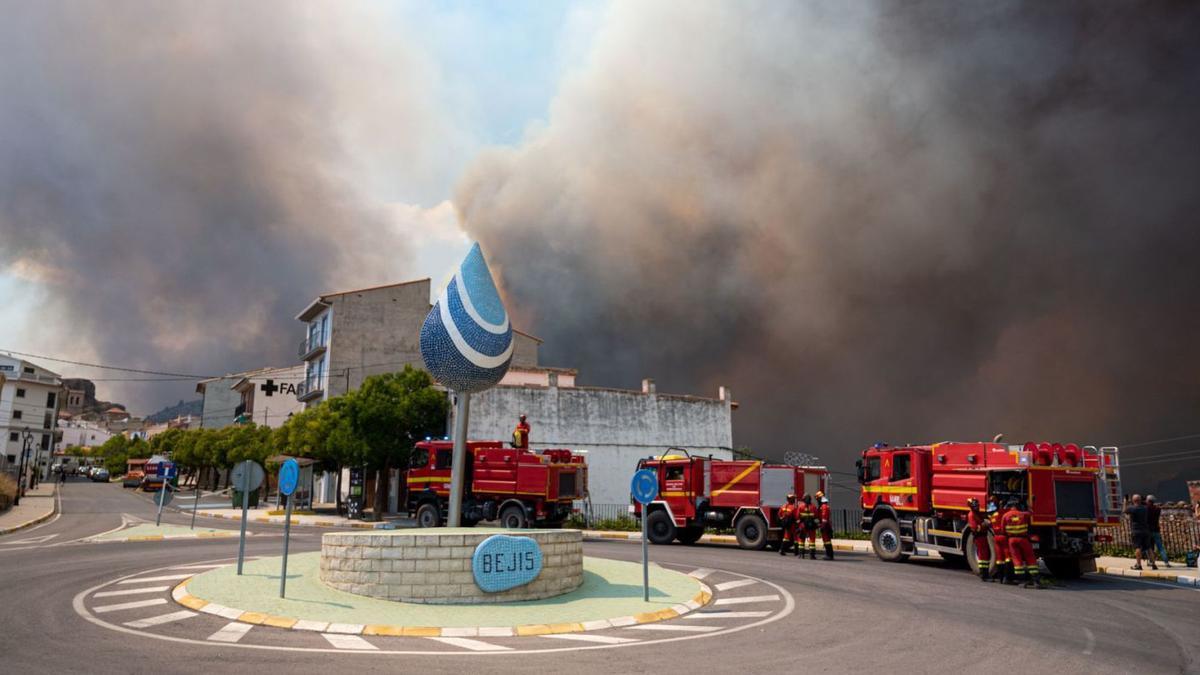 Los bomberos se despliegan en 
Bejís tras declararse el incen-
dio en esta localidad el pasado 
15 de agosto.  Andreu Esteban