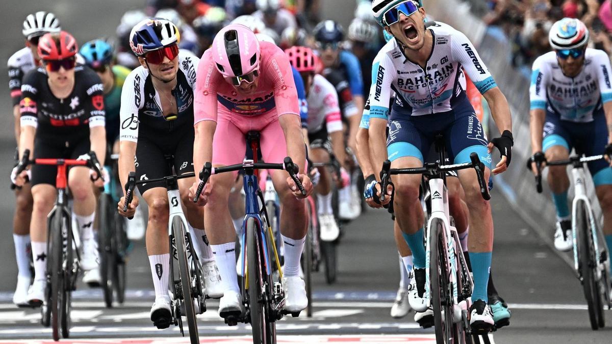 Mads Pedersen, en el centro de la imagen, se impone en la etapa 5 del Giro de Italia.