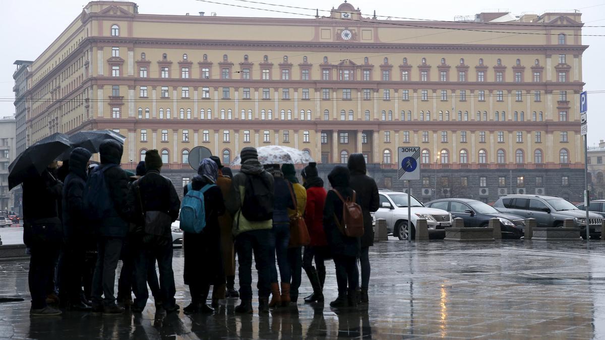 Un grupo de gente delante de la sede del Servicio Federal de Seguridad de la Federación de Rusia en el centro de Moscú.