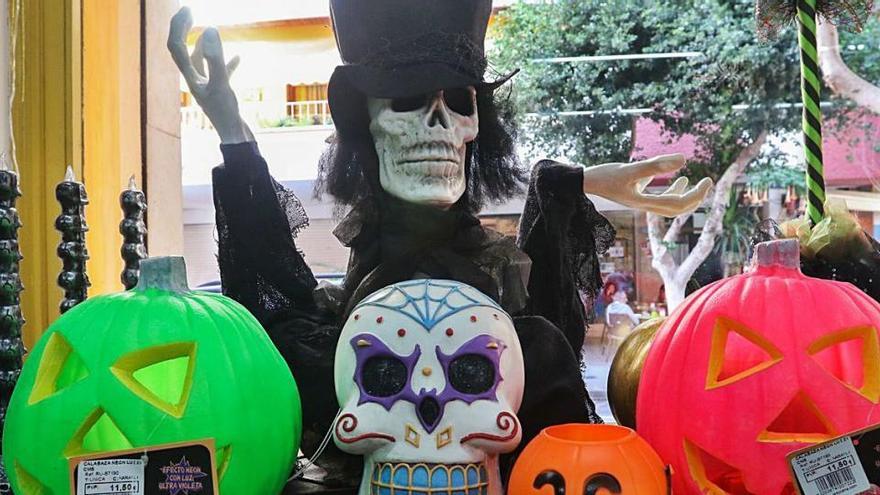 Artículos de Halloween en una tienda de Ibiza.