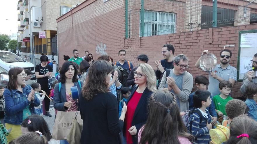 Protesta de la comunidad educativa del colegio Sor Ángela, con la presencia de IU. / @iusevilla