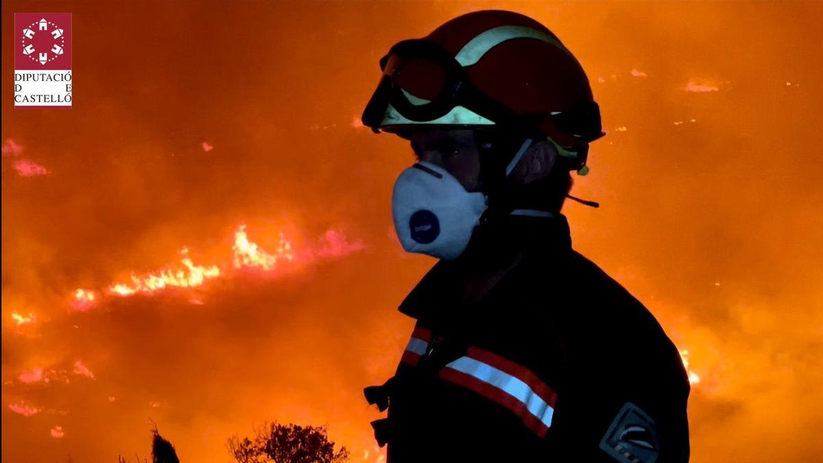 Un bombero, totalmente rodeado por el fuego, en les Useres.