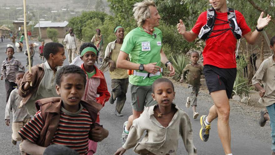 Jordi Reig corriendo el maratón de Awasa junto a Jesús Calleja en una imagen de archivo