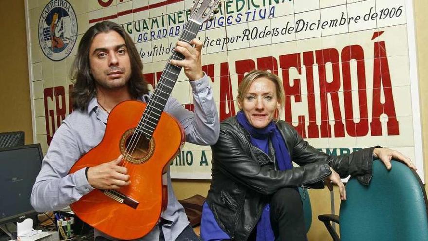 El guitarrista flamenco Leo de Aurora junto a la bailarina viguesa Laura Llauder. // Jorge Santomé