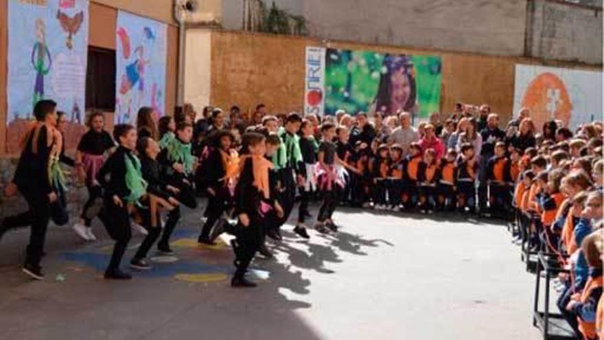 Alumnos en una de las actividades organizadas en el centro.