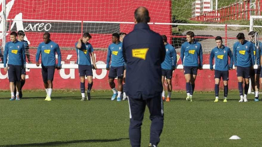 Los jugadores del Sporting portan una portería ante José Alberto.