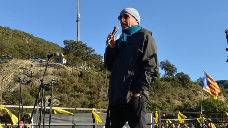 Lluís Llach, durant l&#039;actuació a l&#039;escenari de Tsunami Democràtic