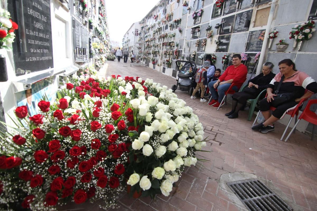 Los cordobeses acuden a los cementerios en la festividad de Todos los Santos