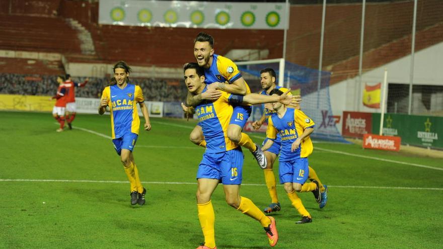 Josan se sube a Pallarés, autor del tanto, para celebrar el gol que inauguró el marcador.