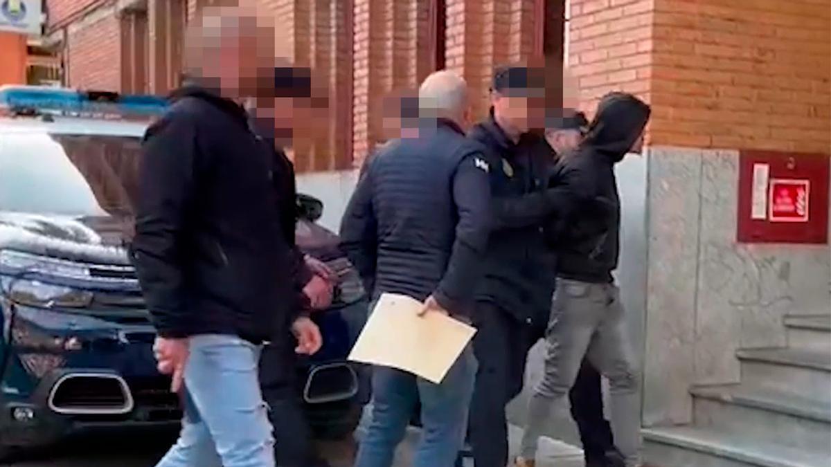 El acusado de matar a una mujer en Mieres llega al juzgado dando golpes y alterado: "Voy a declarar en tu contra", gritaba