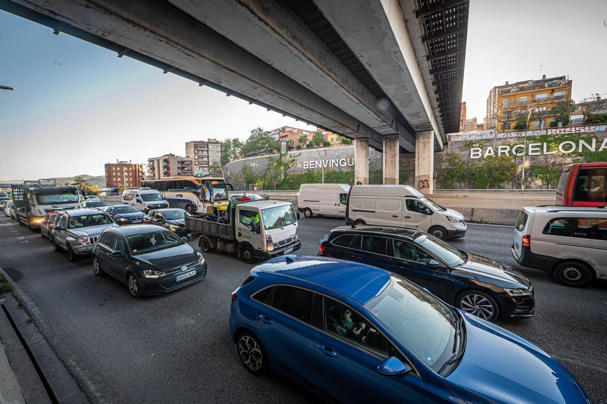 Barcelona, 15/04/2026 Barcelona. Acceso por la Meridiana (hora punta 8 de la mañana) Gran volumen de tráfico en hora punta en la entrada a Barcelona por la avenida Meridiana, en el tramo entre Fabra i Puig y el Pont de Sarajevo. Contexto de alta congestión. AUTOR: MANU MITRU