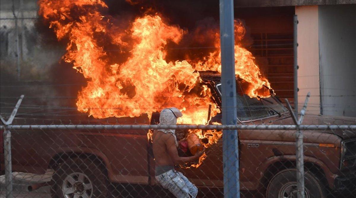 zentauroepp47094870 topshot   correction   a vehicle is set ablaze at a venezuel190224180112