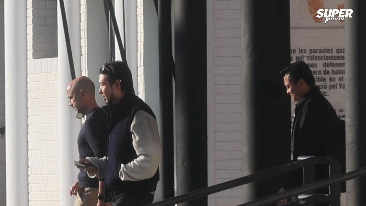Así ha sido la salida de Kiat y Joey Lim de la reunión en Paterna