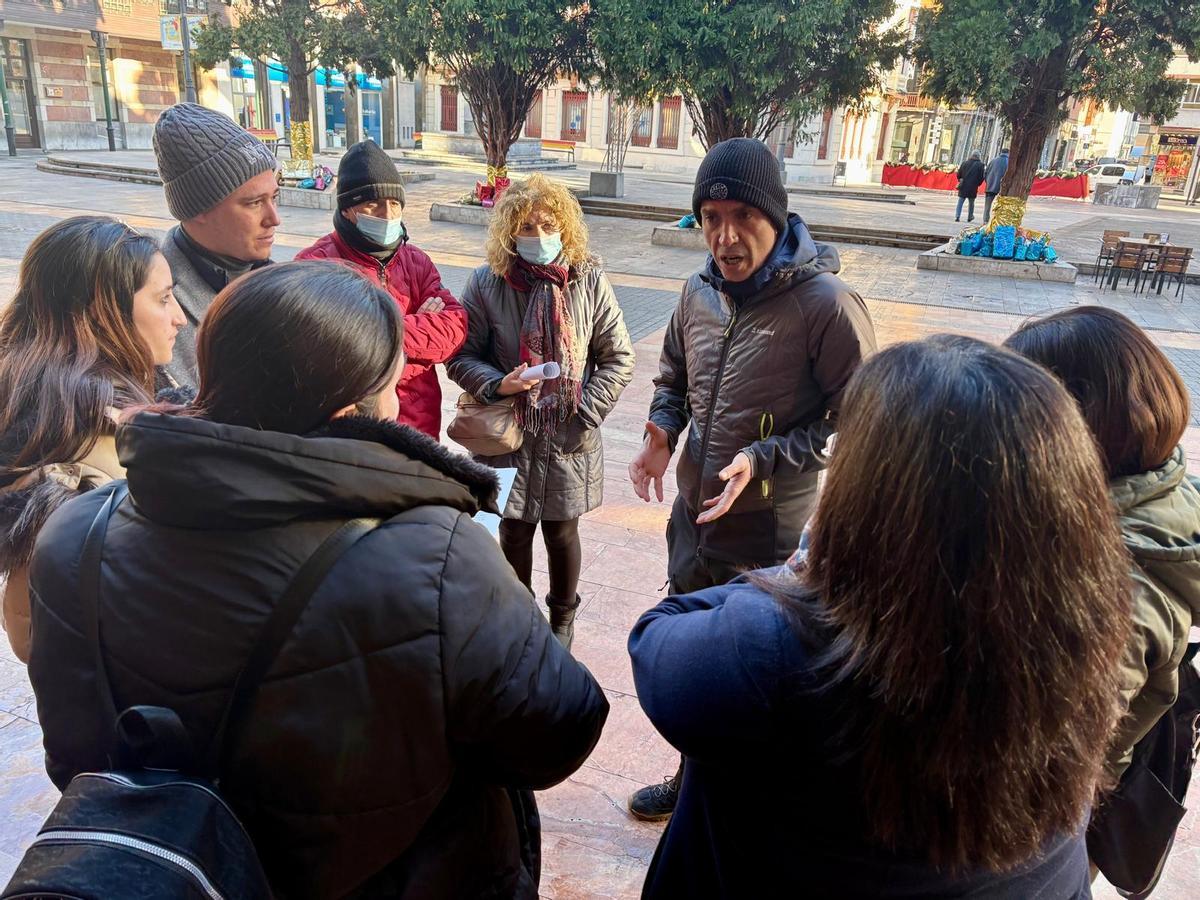 El concejal Pablo Álvarez, en el centro, con los vecinos de la calle José Álvarez Valdés del barrio de El Puente, en Langreo