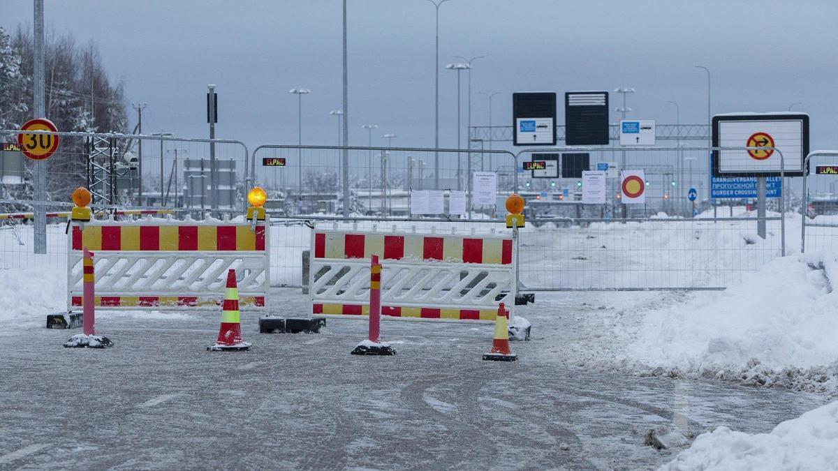 Carretera cerrada póxima al control de Vaalimaa, en la frontera de Finlandia con Rusia.