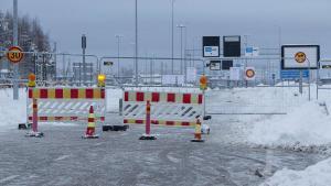 Carretera cerrada póxima al control de Vaalimaa, en la frontera de Finlandia con Rusia.