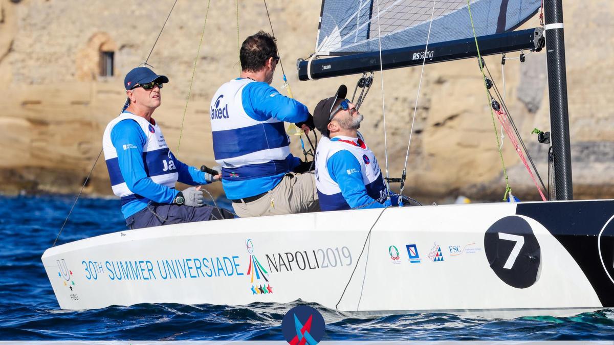 El Cigarrán Sailing Team, durante una regata.