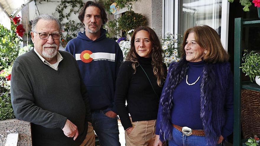 Los padres de Déborah Fernández-Cervera con sus hijos José y Rosa. 