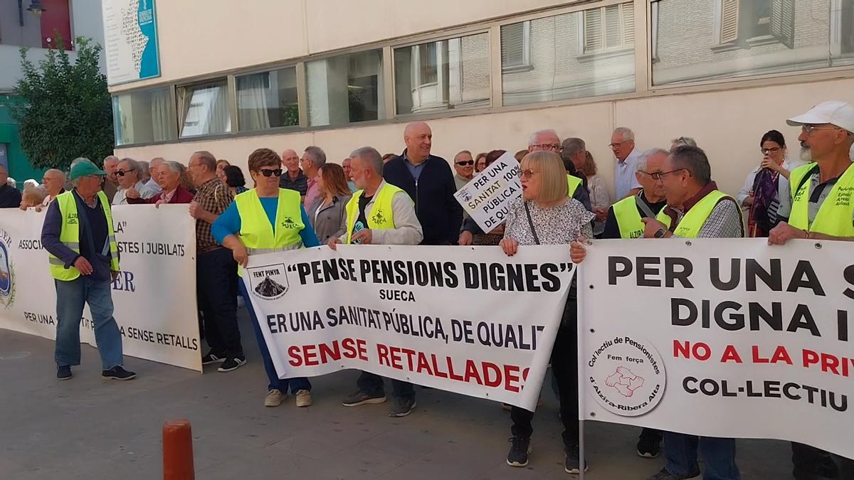 Alzira acoge una concentración en defensa de la sanidad pública